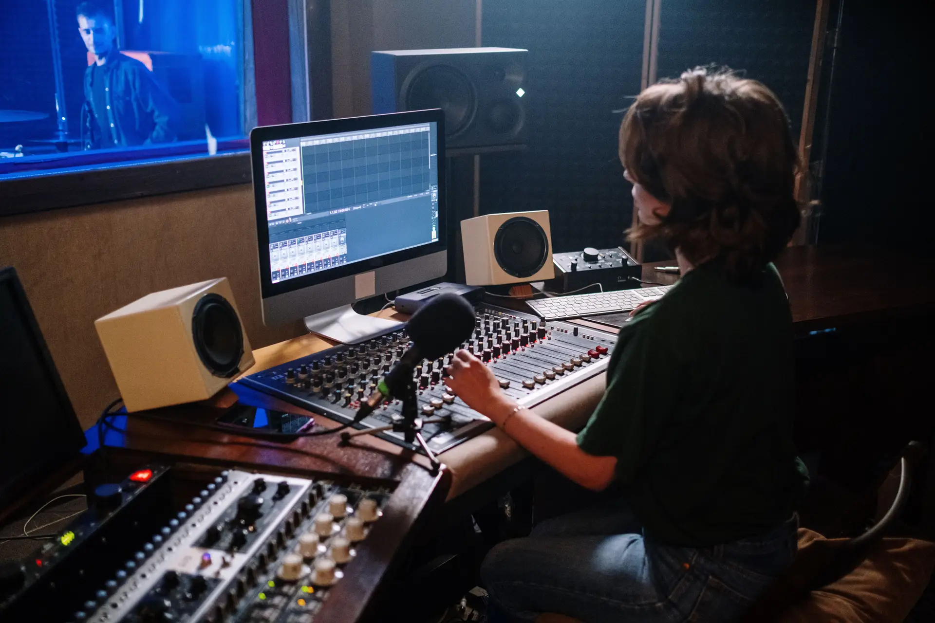 Ein Tontechniker arbeitet an einem Mischpult im Golden Plans Studio