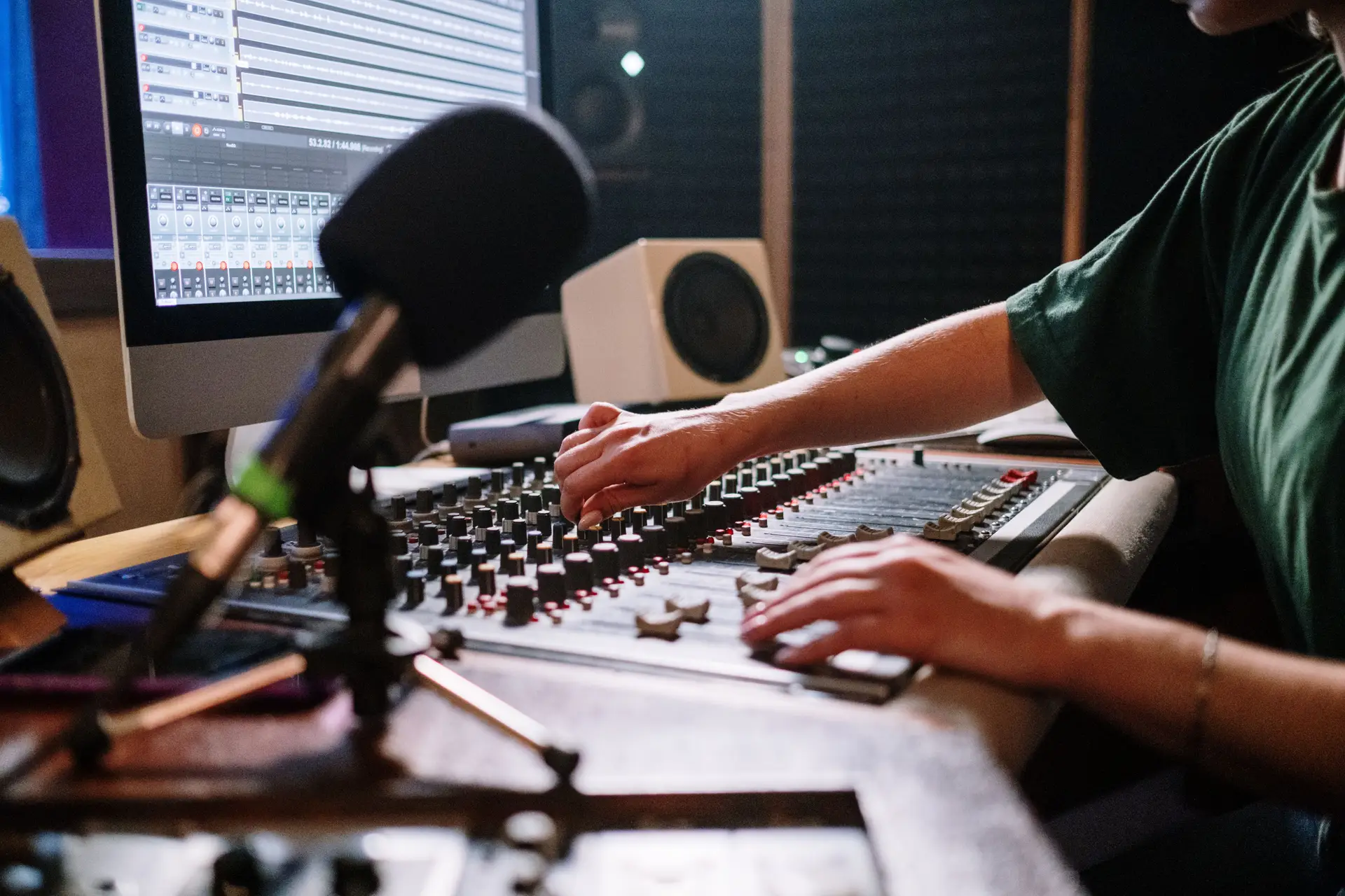 Toningenieur bei der Arbeit am Mischpult im Golden Plans Studio