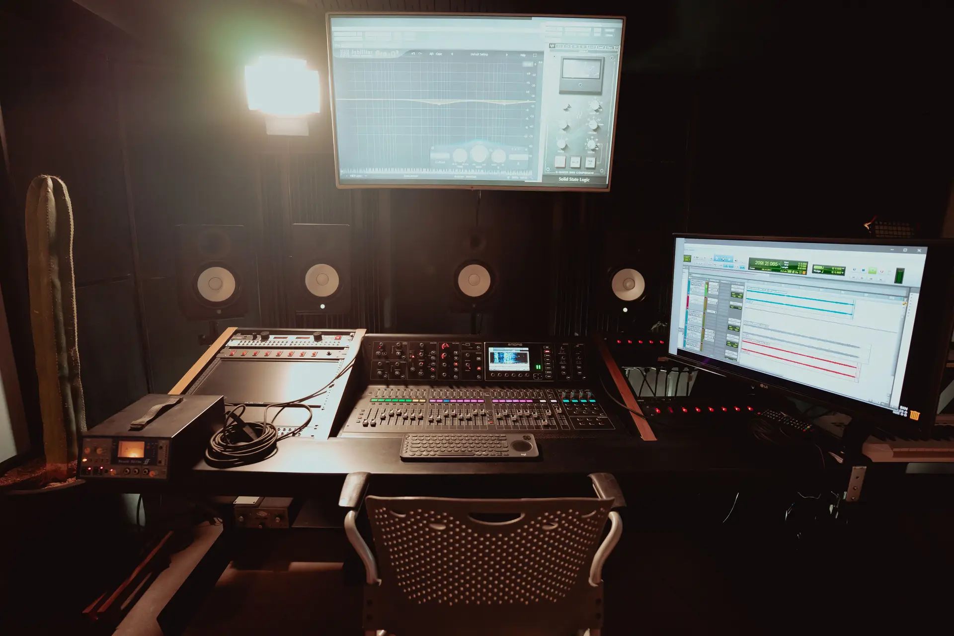 Professionelles Tonstudio mit Mischpult und Monitoren